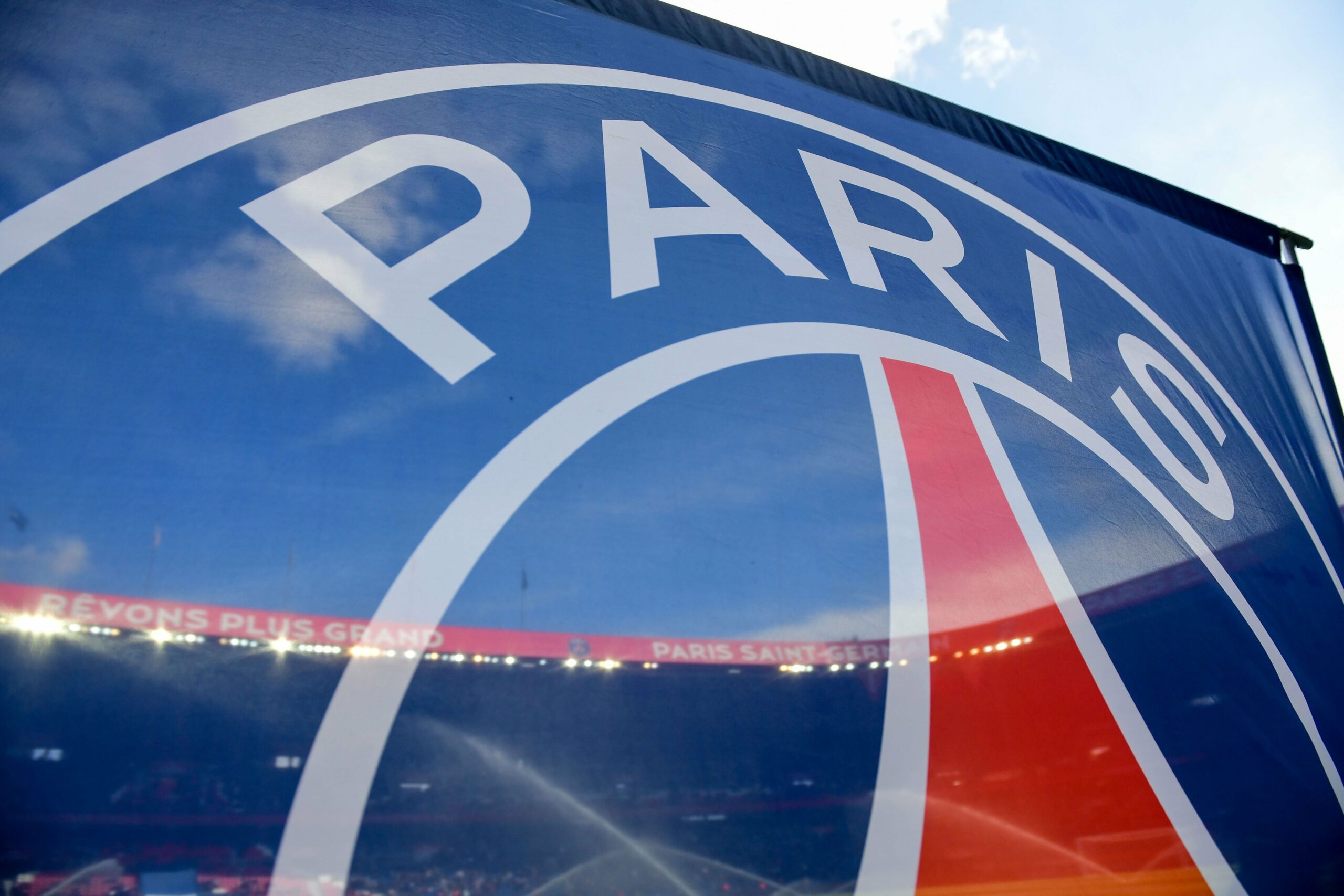 Foot – Mercato : Le PSG appelle un attaquant, il est «comme un fou» !