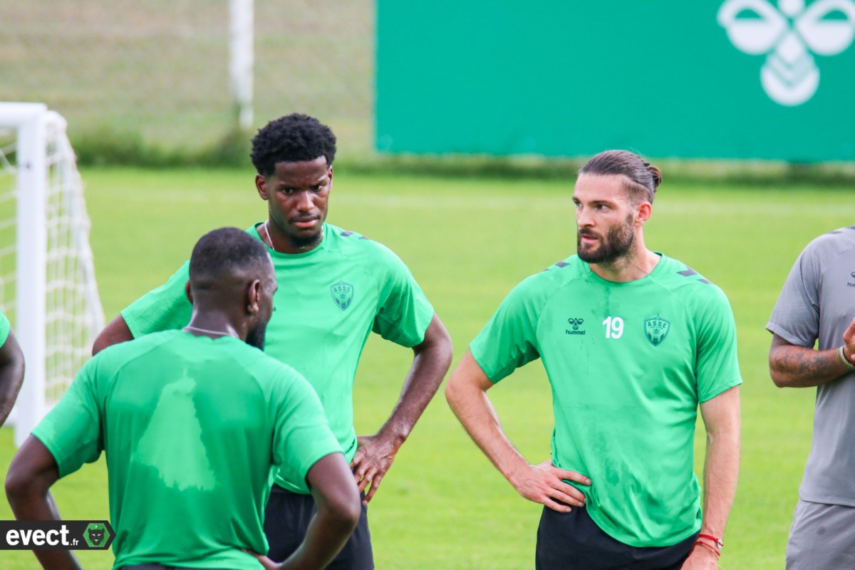 Foot – Des joueurs toujours à l’écart et un nouveau visage à l’ASSE