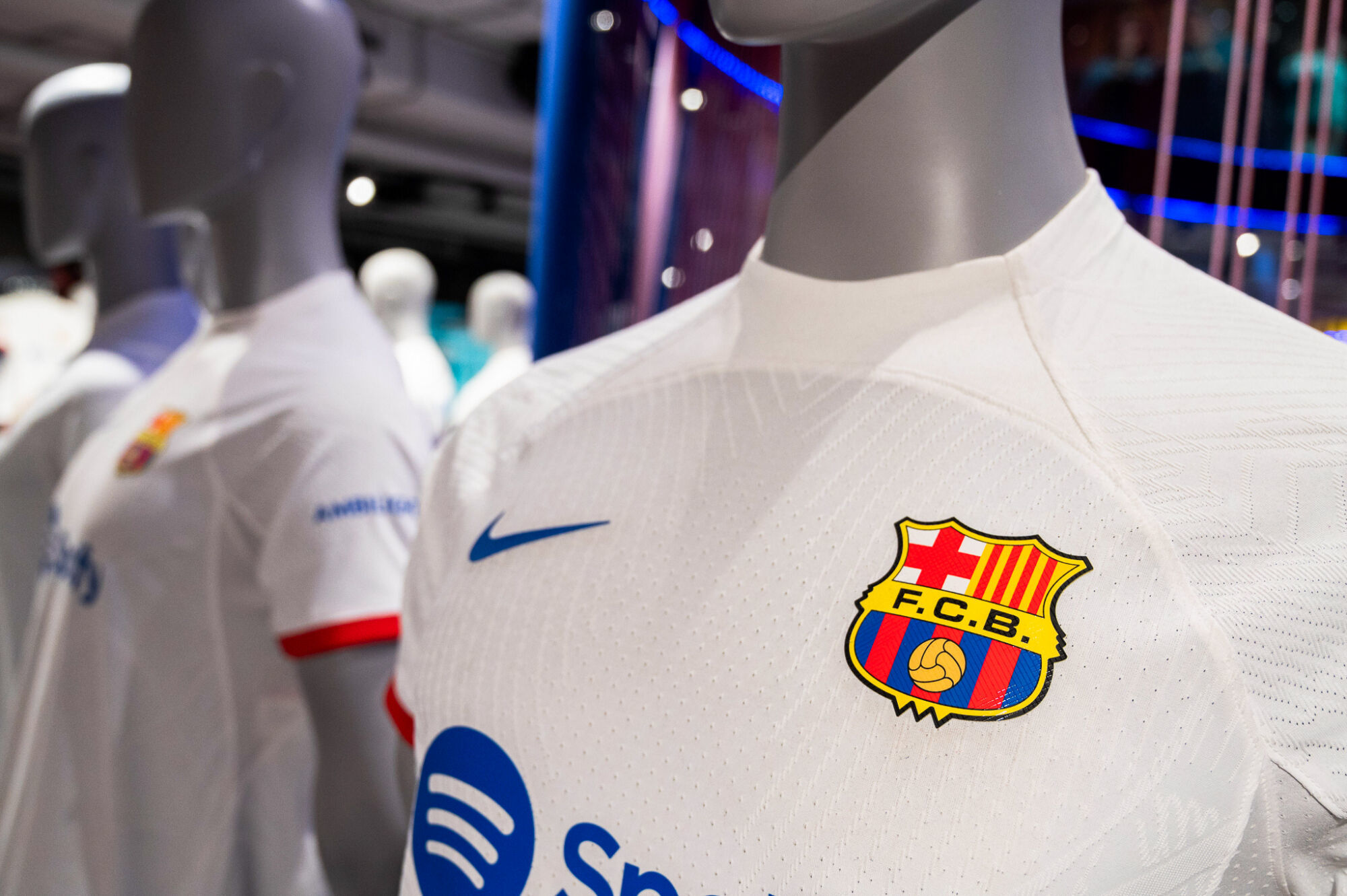 Foot – Officiel : le Barça présente son maillot extérieur