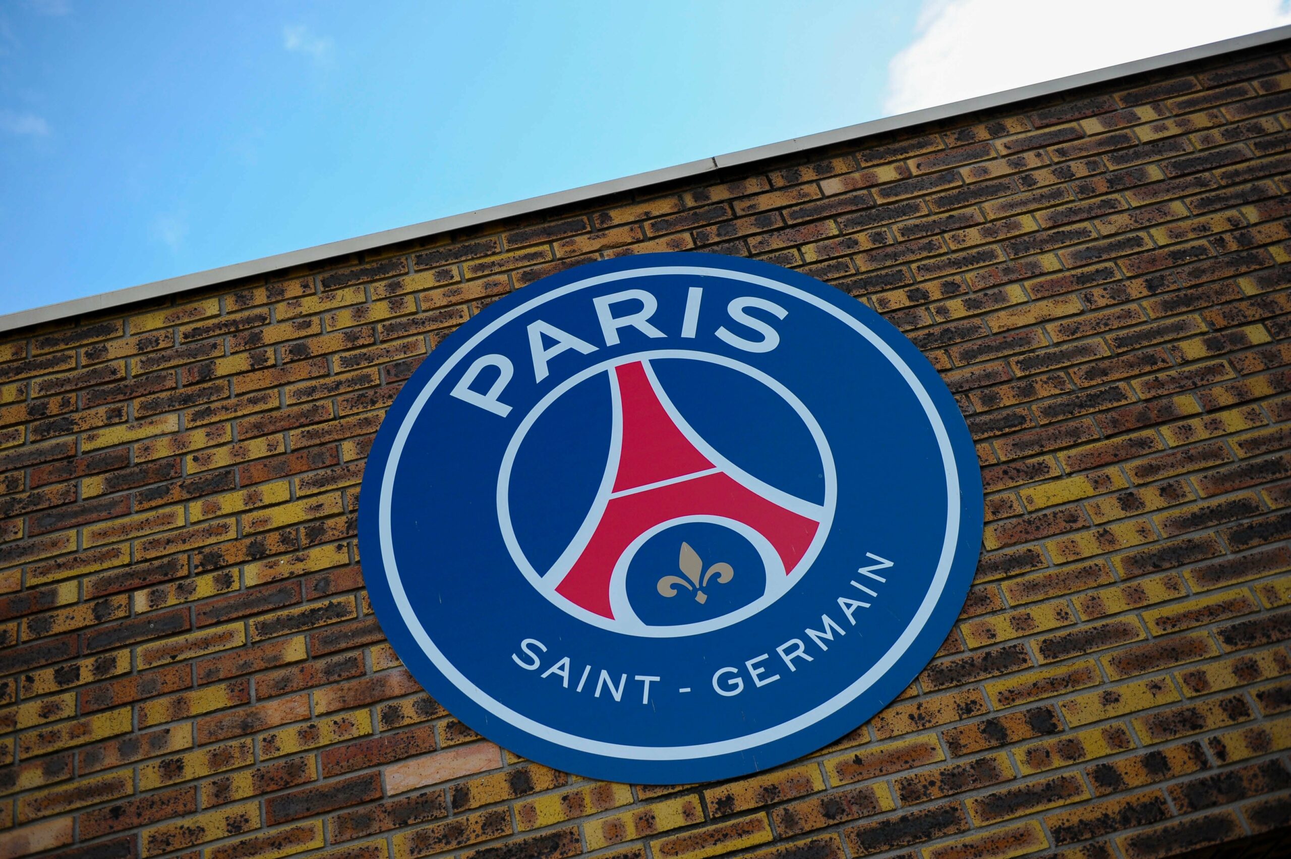 Foot – Une star lâchée par le PSG, son agent sort du silence