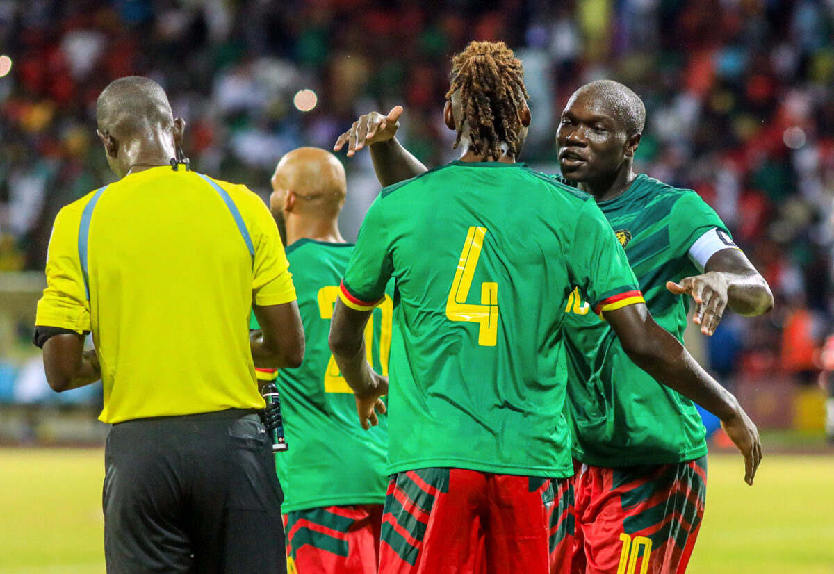 Foot – Cameroun-Namibie : l’image improbable dans le
vestiaire avec les U20