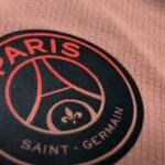 Foot – 
				Maillot PSG 25/26 : que du bleu, la tour Eiffel et pas de rouge !