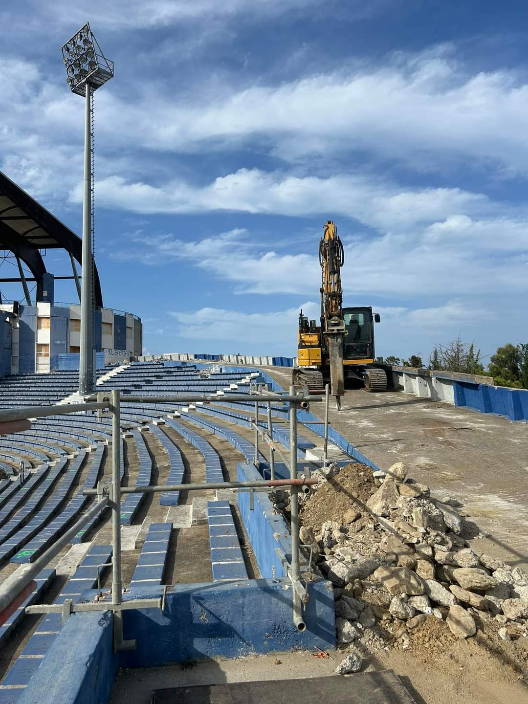 Foot – 
            Travaux du stade Armand-Cesari : découverte d’un problème sur le mur porteur de la tribune Est