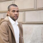 Foot – La femme de Dani Alves se moque de nous : elle annonce son célibat tout en étant aperçue avec lui !